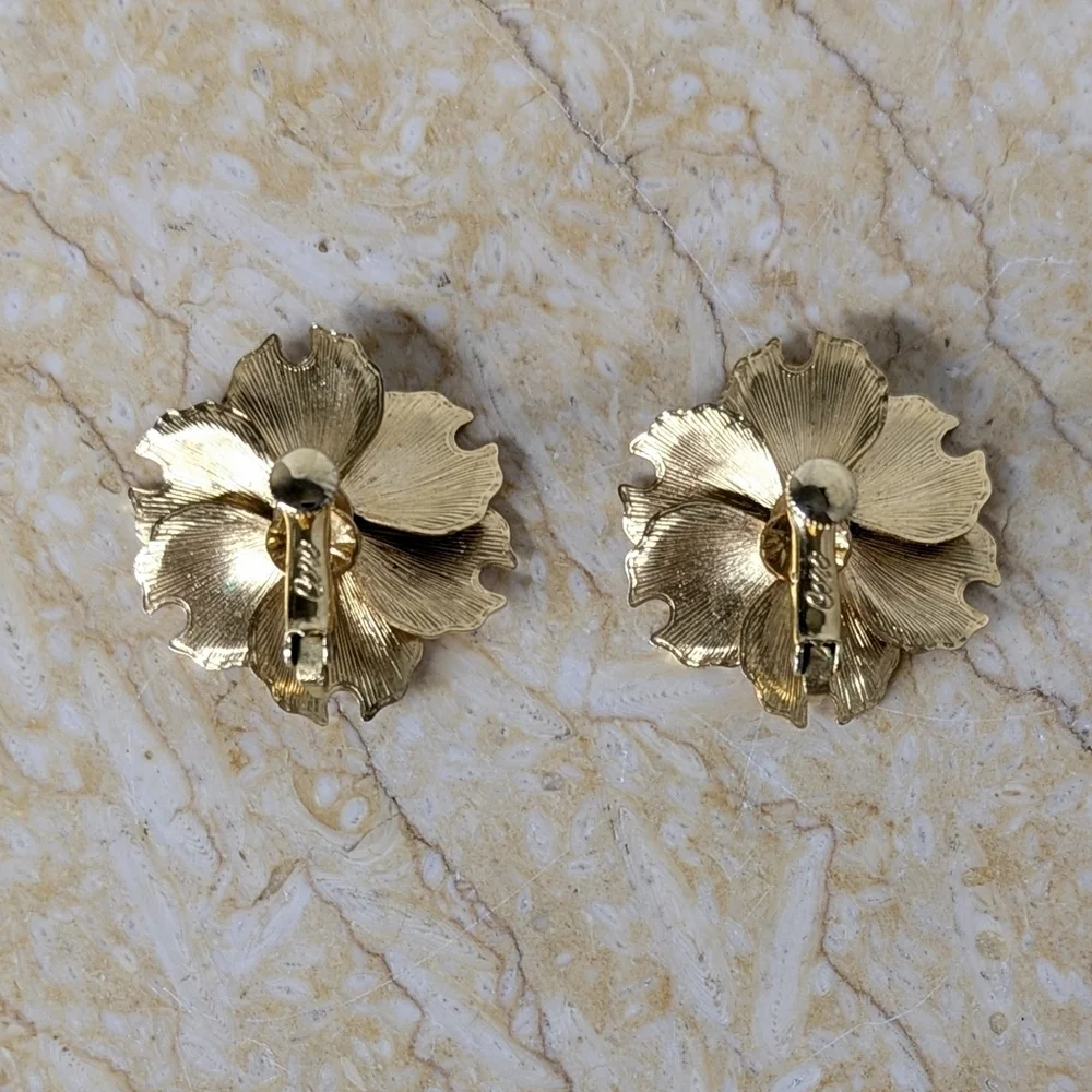 Vintage Coro Gold Tone Flower Clip- On Classic Earrings 60's 70's - Picture 3 of 7
